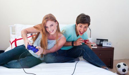 年轻夫妇玩电子游戏
