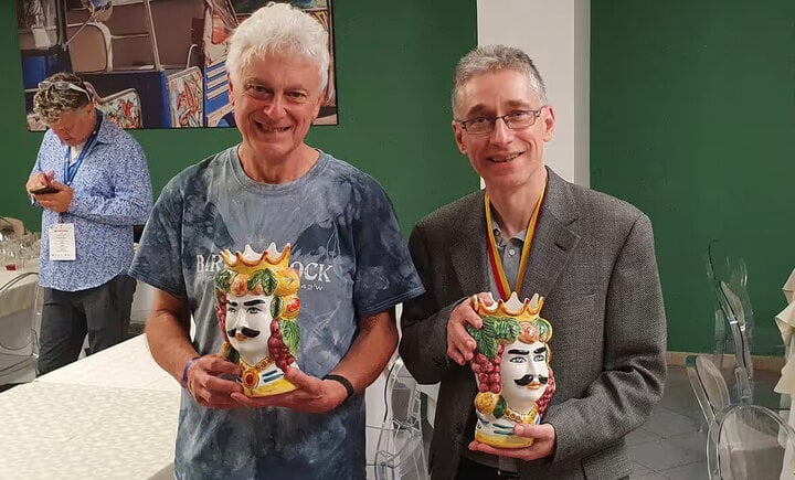 约翰·纳恩（左）参加 2023 年西西里岛国际象棋锦标赛。（照片：英国国际象棋联合会）
