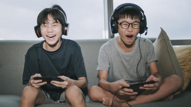中国严打“精神鸦片” 青少年只能周末玩三小时网络游戏 - BBC News 中文